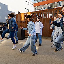 Kinder und Jugendliche von HALEV Stuttgart eröffnen die Feier
