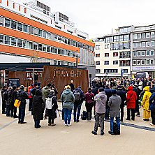Zahlreiche Gäste nehmen trotz klirrender Kälte an der Einweihungsfeier teil