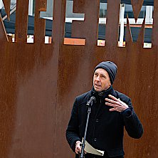 Timo Brunke performt seinen Rap bei der Einweihungsfeier