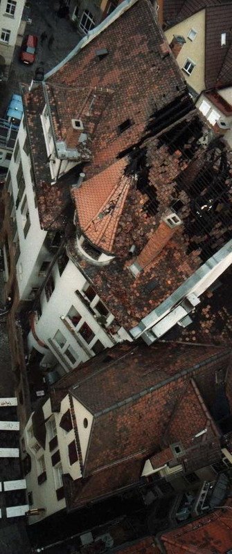 Das zerstörte Dach der Geißstraße 7 1994