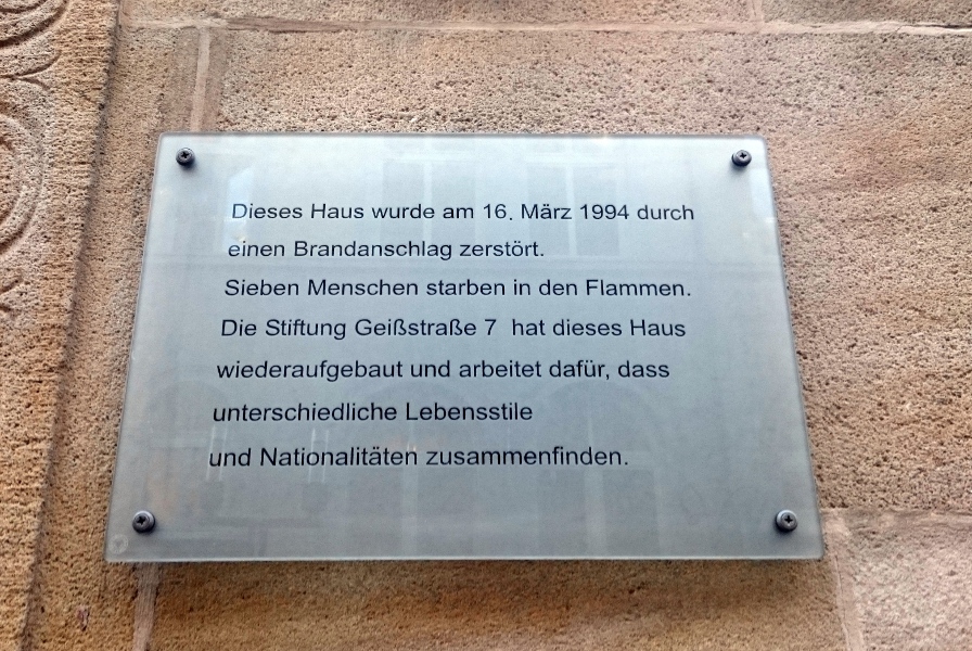 Ein Schild am Eingangsbereich informiert über die Gründungsgeschichte der Stiftung.