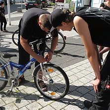 Mitarbeiter der Neuen Arbeit stellen bei der Übergabe für jeden Flüchtling individuell die Fahrräder ein.