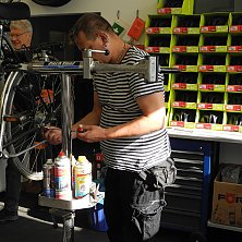 Alle gespendeten Fahrräder werden von Mitarbeitern der Neuen Arbeit auf ihre Verkehrssicherheit überprüft und - wenn nötig - repariert.