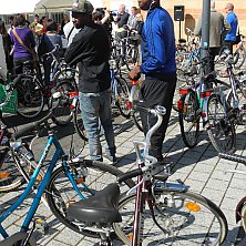 Die Räder werden an die Flüchtlinge direkt übergeben, die dann sofort losfahren können.