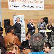 Die Kooperationspartner eröffnen die erste Fahrradübergabe am 14. April 2014.