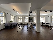 Der sanierte Saal besticht mit Echtholzparkett und den historischen Doppelfenstern.