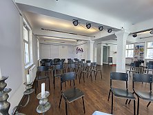 40 Personen haben in unserem Raum Platz.