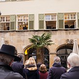 Ein Bläserquartett der Stuttgarter Philharmoniker spielt aus den Fenstern im 1. OG der Geißstraße 7.