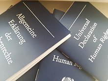 „Die Würde des Menschen ist unantastbar“ (Artikel 1 GG) und „Politisch Verfolgte genießen Asylrecht“ (Artikel 16a GG)