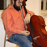 Basilius Alawad spielt eigene Kompositionen in der Stiftung Geißstraße.