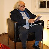 Suleman Taufiq liest aus seinen Werken, die thematisch das Leben in Syrien vor dem Krieg behandeln.