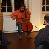 Basilius Alawad in Aktion beim Cellospiel.